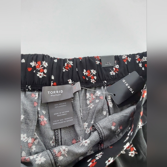 Torrid Black with Red and White Floral Design Shorts 2 - Picture 4 of 7
